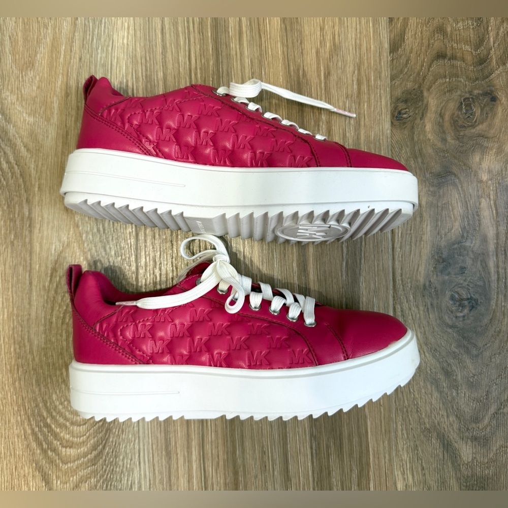 Michael Michael Kors Emmett Size 6.5M Fuchsia Logo Embossed Platform Sneakers